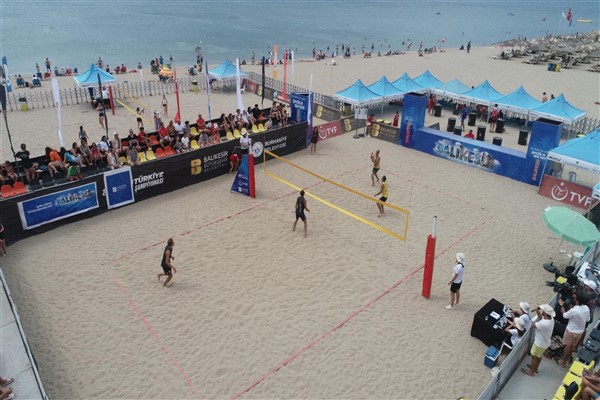 Balıkesir Büyükşehir Belediyespor oyuncuları voleybolda şampiyon oldu