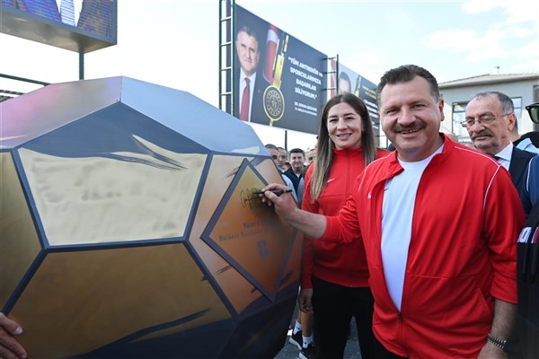 Balıkesir'de Ali Hikmet Paşa Spor Tesisleri hizmete açıldı