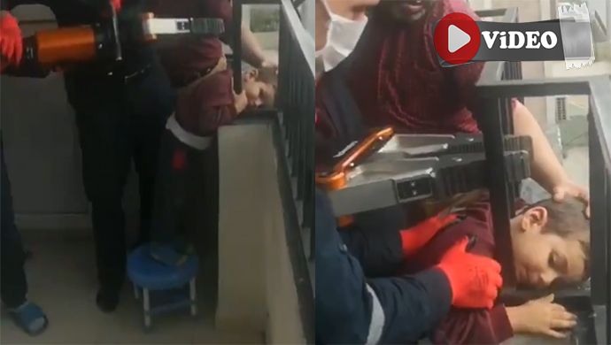 Başını balkon korkuluklarına sıkıştıran miniğin imdadına itfaiye yetişti