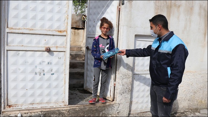 Başkan Aksoy sözünü tutarak kitapları ulaştırdı!