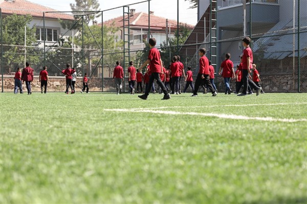 Başkan Altay: “Ereğli’de 8 okulumuza halı saha kazandırdık”