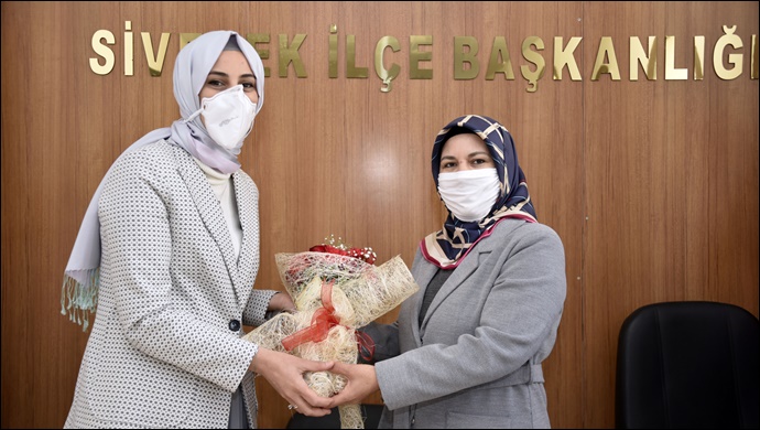 Başkan Ayşe Çakmak kadınlara karanfil ve plaket verdi