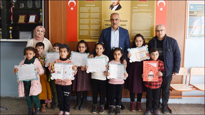 Başkan Bayık Ara Tatile Giren Öğrencilere Karne Dağıttı