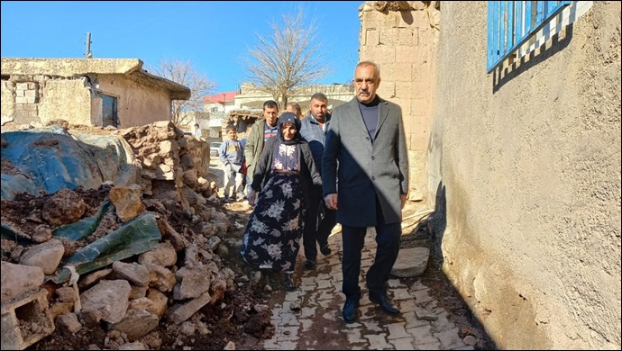 Başkan Bayık, Gölcük Depremzedelerini Ziyaret Edip İhtiyaçlarını Karşıladı