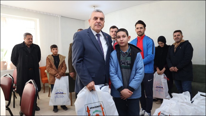 Başkan Beyazgül,öğrencilere eğitim seti hediye etti