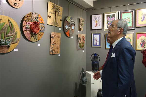 Başkan Büyükerşen kursiyerlerin eserlerini inceledi