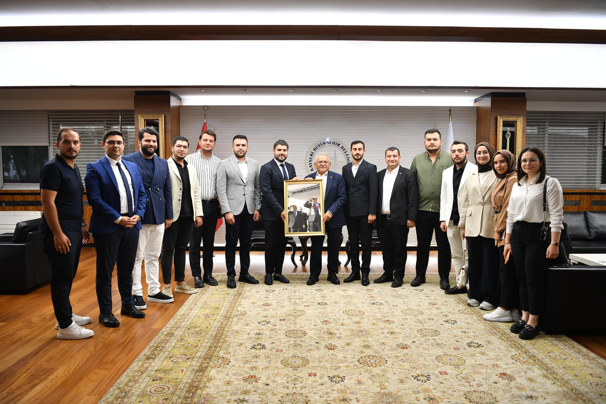 Başkan Büyükkılıç'a AK Parti Kayseri Gençlik Kolları Başkanı Danacı'dan hediye