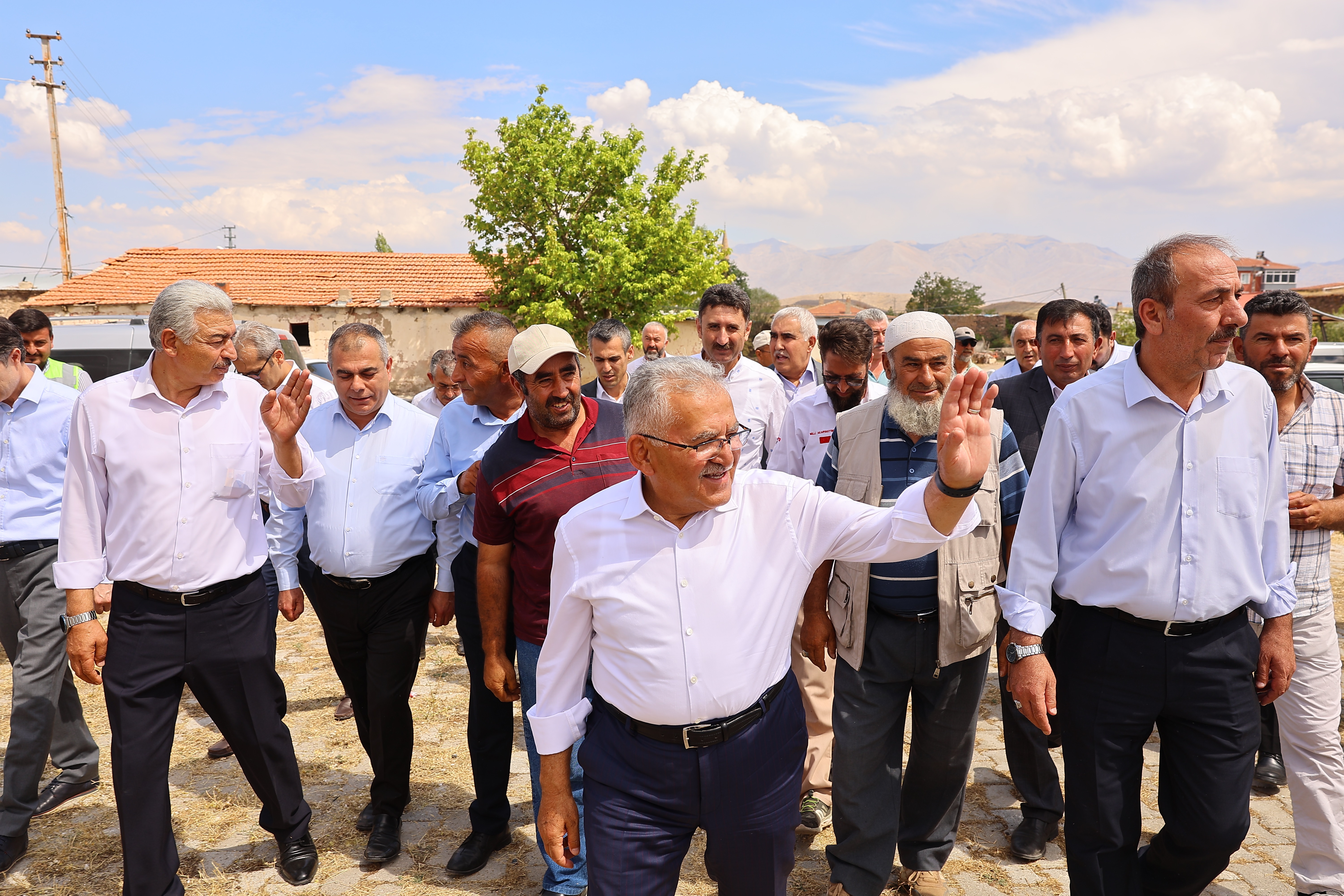 Başkan Büyükkılıç, Hacıpaşa Mahallesi'ni ziyaret etti