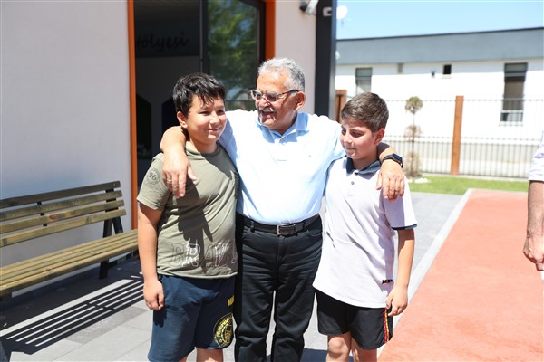 Başkan Büyükkılıç’tan Çocuk Kütüphanesi Ve Müzik Okulu’na ziyaret