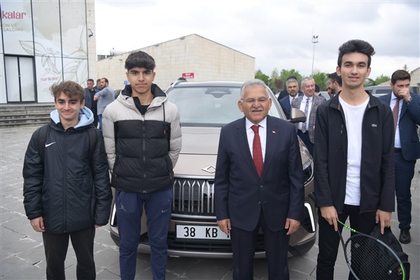 Başkan Büyükkılıç'tan Togg ile öğrencilere şehir turu