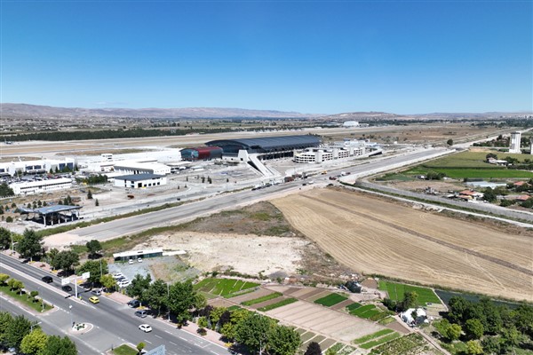 Başkan Büyükkılıç'tan yaklaşık 250 milyon TL'lik havalimanı yolunda inceleme