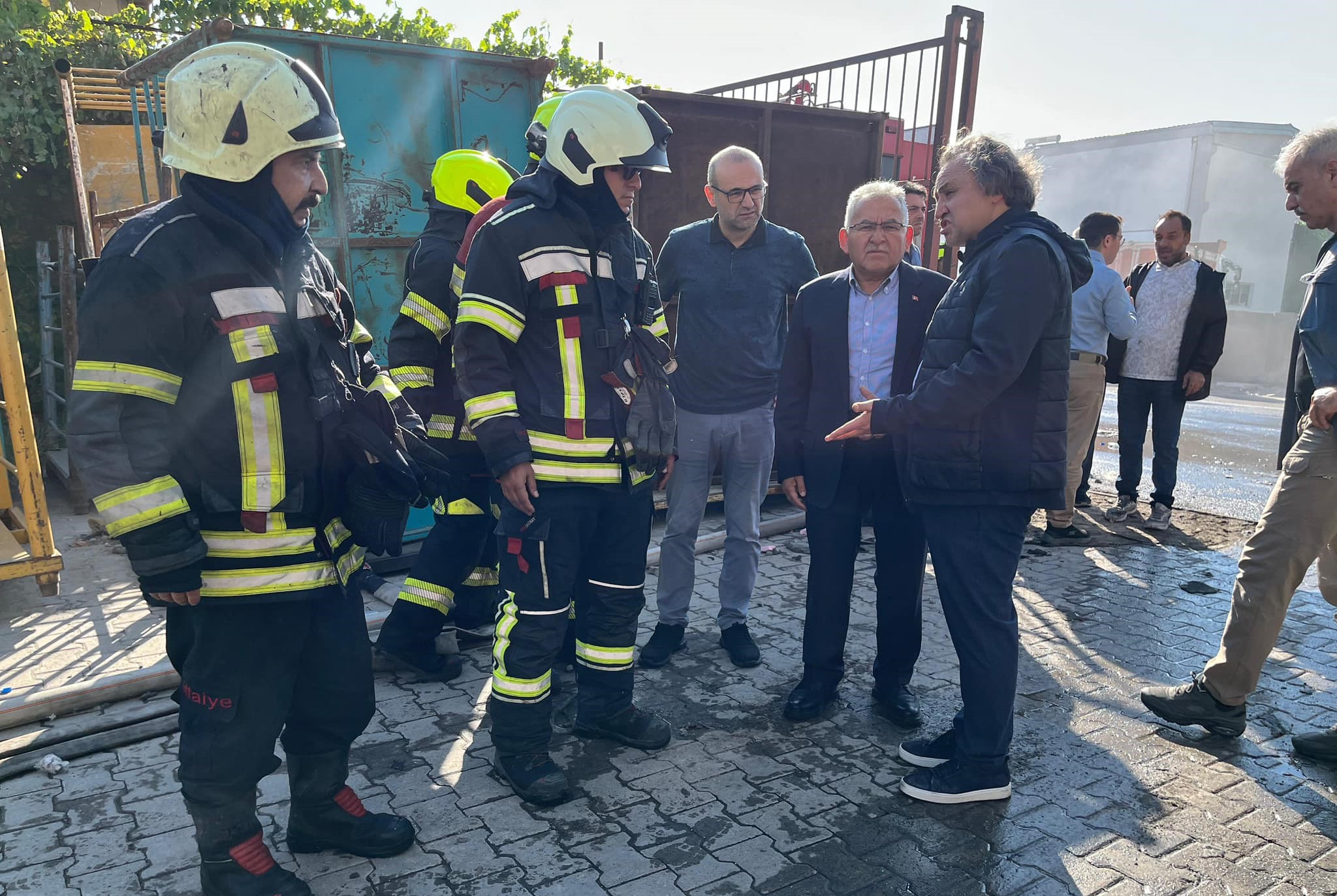 Başkan Büyükkılıç'tan yangın çıkan fabrikada inceleme