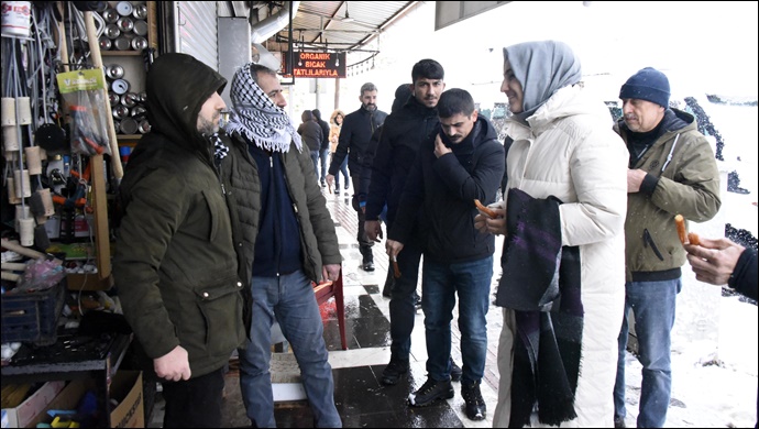 Başkan Çakmak çalışmaları yerinde inceleyerek esnafları ziyaret etti