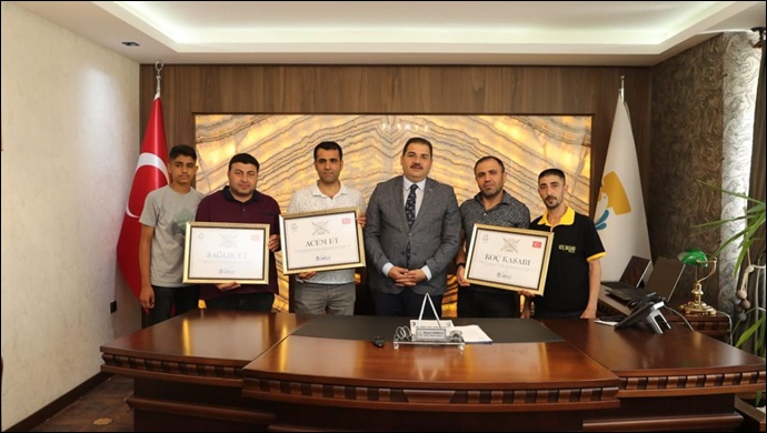 Başkan Canpolat ''Altın Bıçak' ve 'Altın Makas' Sertifikalarını Takdim Etti