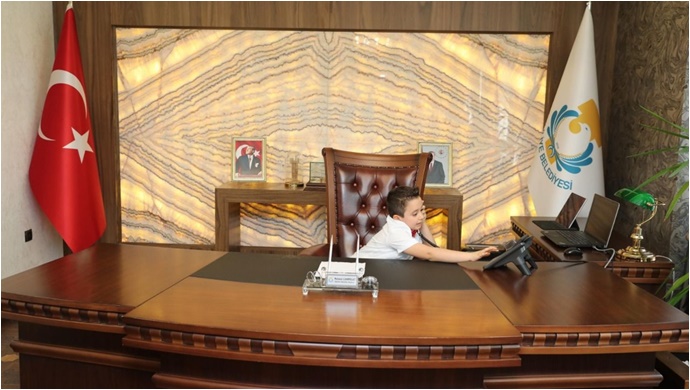 Başkan Canpolat Koltuğunu Küçük Halit'e Devretti-(VİDEO)