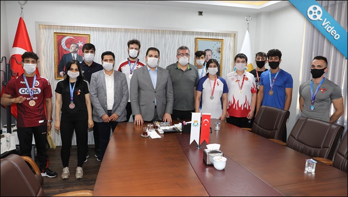 Başkan Canpolat Şampiyonları Misafir Etti