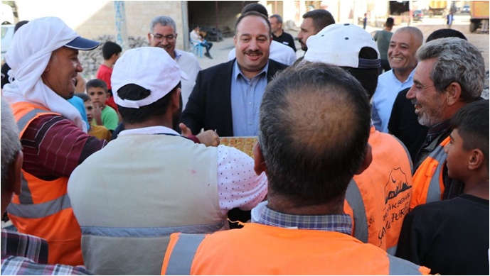 Başkan Ekinci'den asfalt ekibine tatlı ikramı