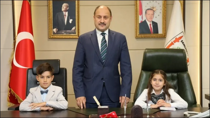 Başkan Gülpınar, 23 Nisan'da koltuğunu minik öğrencilere devretti-(VİDEO)
