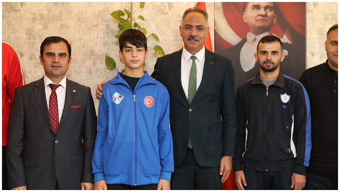 Başkan Kuş,Şampiyon güreşçiyi ödüllendirdi-(VİDEO)