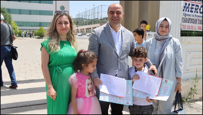 Başkan Nihat Çiftçi Öğrencilerin Karne Heyecanını Paylaştı