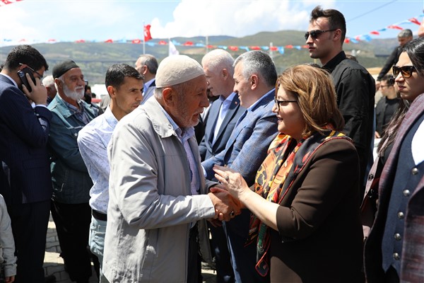 Başkan Şahin, bayramda Nurdağı ve İslahiyelilerle bir araya geldi