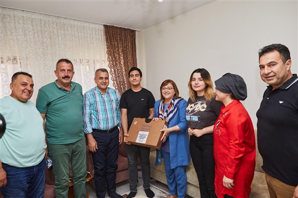 Başkan Şahin, İslahiye LGS Türkiye birincisini ziyaret etti