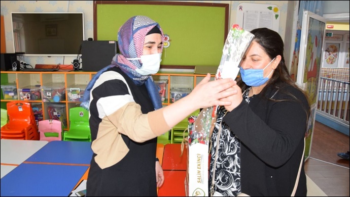 Başkan Salih Ekinci’nin eşi karanfillerle kadınlar gününü kutladı