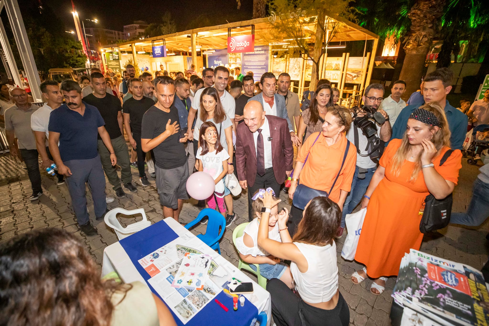 Başkan Soyer 92. İzmir Enternasyonal Fuarı’nda ziyaretçilerle buluştu