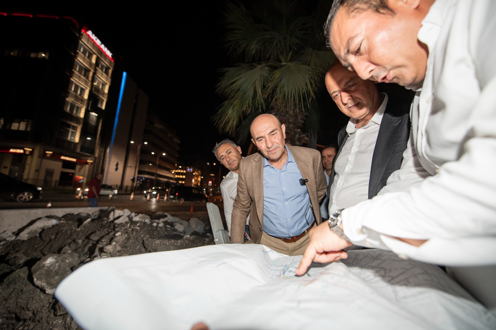 Başkan Soyer, Kemeraltı’ndaki gece çalışmalarını inceledi