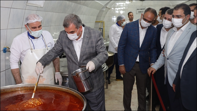 Başkanlar Aşevinde Elleriyle Yemek Dağıttı-(VİDEO)