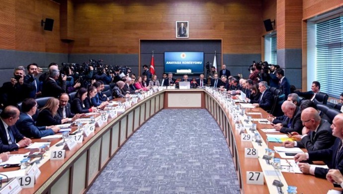 Başörtüsüne yönelik Anayasa değişikliği teklifi kabul edildi