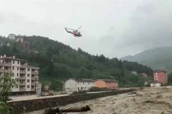 Batı Karadeniz'de mahsur kalanlar helikopterle kurtarıldı