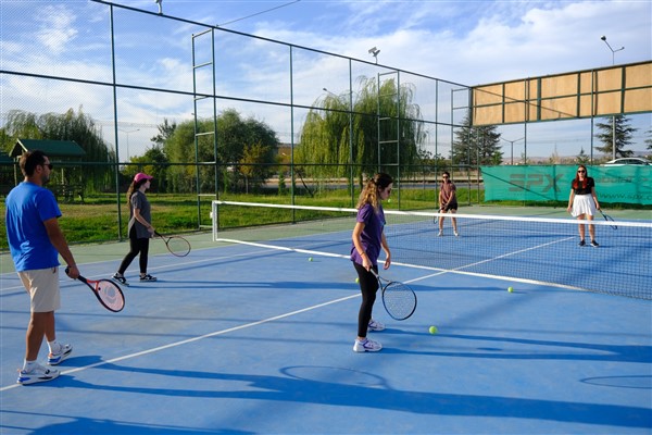 Batıkent Tenis Kortları sporseverlerden uğrak noktası oldu