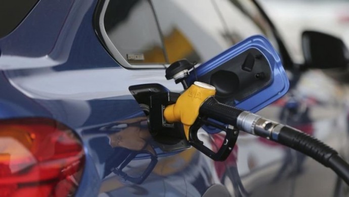 Benzine yapılan zam iptal edildi