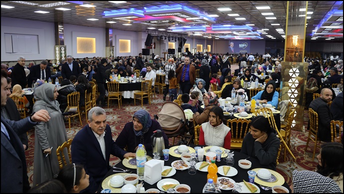 Beyazgül,hanelerine misafir olduğu vatandaşlara iftar sofrasında buluştu
