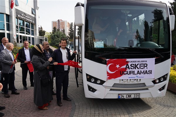 Beylikdüzü'nde temsili askerlik yapacak gençler törenle uğurlandı 