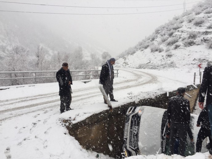 Beytüşşebap'ta yolcu minibüsü dereye uçtu: 4 yaralı