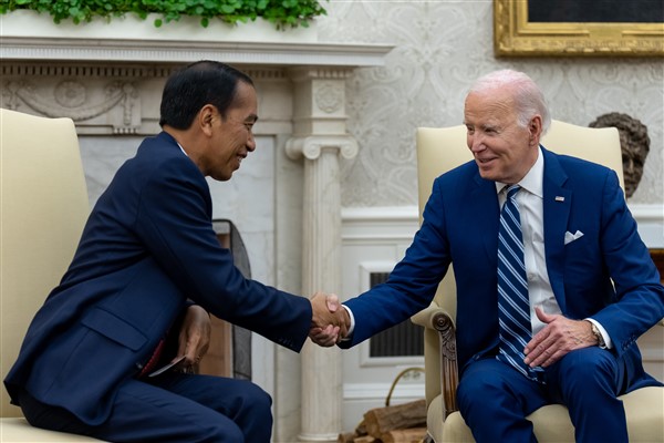 Biden, Endonezya Devlet Başkanı Widodo ile görüştü 