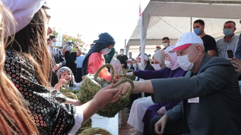 Binali Yıldırım Ve eşi Semiha Yıldırım Şanlıurfa’da fıstık hasadına katıldı