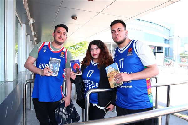  “Bir Kitap da Sen Getir” projesinde depremzedeler için binlerce kitap toplandı