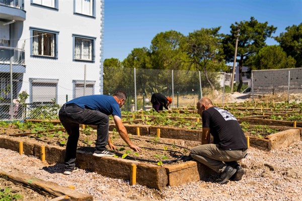 Buca’nın Mustafa Kemal Mahallesi’nde Mahalle Bostanı açıldı