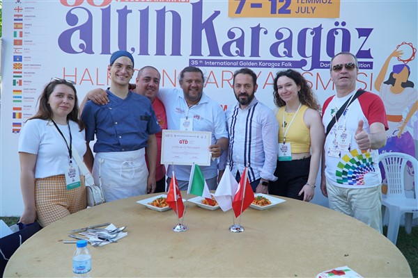 Bursa’da dansçılar sahnede değil mutfakta ter döktü