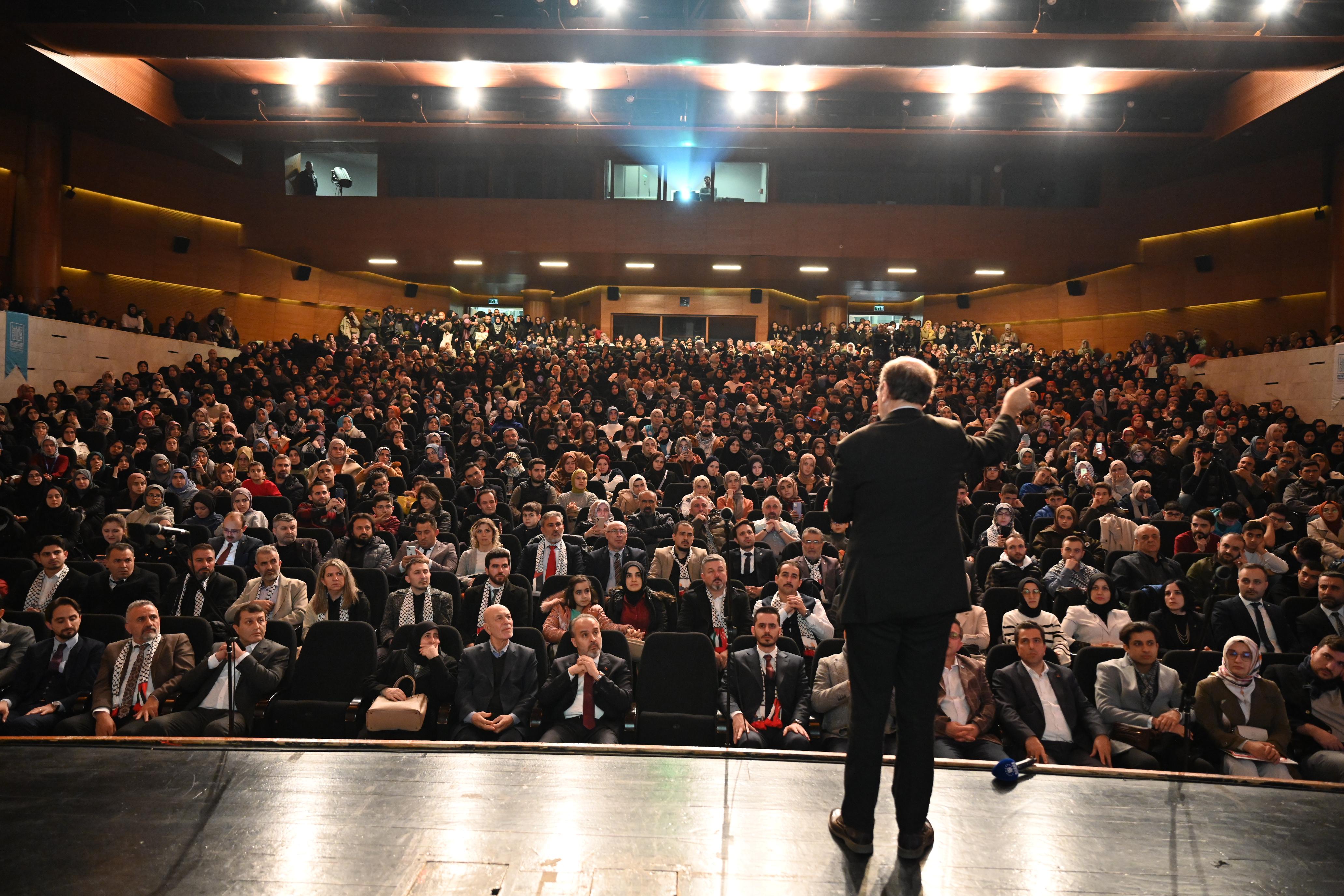 Bursa'da ‘Gün Doğmadan’ tiyatro oyunu sahnelendi
