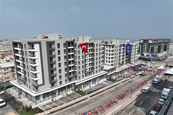 Bursa'da kentsel dönüşüm konutlarına ilk anahtar teslimi yapıldı