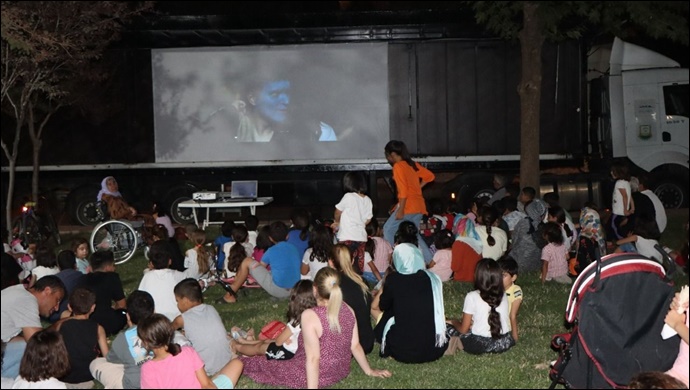 Büyükşehir Açık Hava Sineması Karaköprü'de Miniklerle Buluştu-(VİDEO)