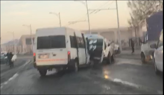 Büyükşehir aracı ile Minibüs kafa kafaya çarpıştı: 10 yaralı