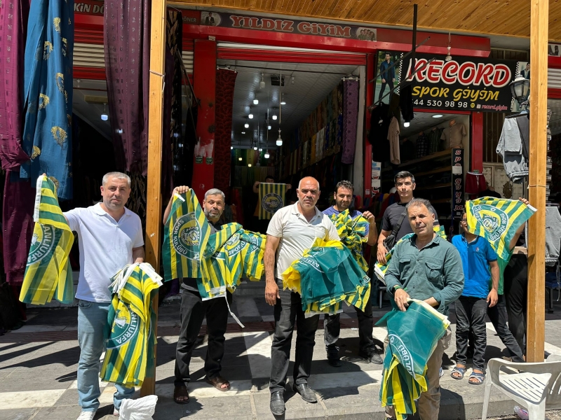 Büyükşehir belediyesinden esnafa şanlıurfaspor bayrağı-(VİDEO)
