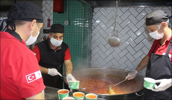 Büyükşehir, Engelli Ve Yaşlı Bireylere Günlük 2 Öğün Yemek Dağıtıyor 