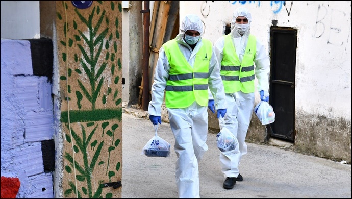 Büyükşehir evinde Covid tedavisi görenlere yemek dağıtımını sürdürüyor