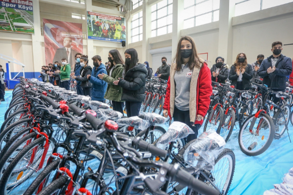 Büyükşehir ve valilik iş birliğinde pansiyonda konaklayan bin öğrenciye bisiklet dağıtıldı